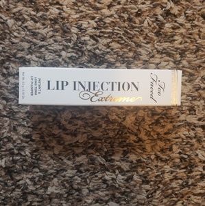 Too faced "lip injection extreme"